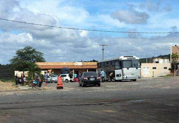 Ônibus com passageiros oriundos de São Paulo com destino a cidades da região foi parado em barreira sanitária em Brumado