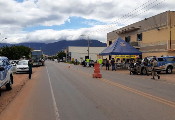Polícia Militar apreende dois ônibus clandestinos por descumprimento de decreto estadual