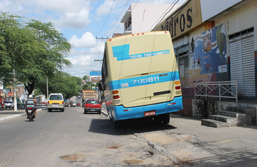 Brumado: Ônibus da empresa Novo Horizonte é flagrado estacionado sobre calçada