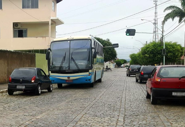 Ônibus da Novo Horizonte quebrado e sem sinalização provoca transtornos no trânsito de Livramento