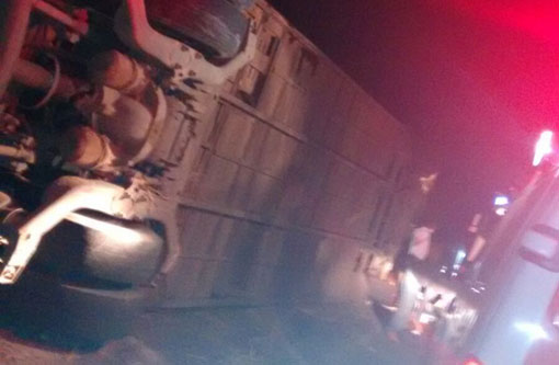 Ônibus da Novo Horizonte que faz linha Paramirim-Salvador capota próximo a Planaltina