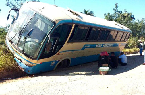 Tanque Novo: ônibus da Novo Horizonte quebra barra da direção e passageiros ficam indignados com falta de segurança