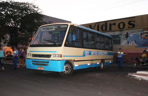 Brumado: Micro-ônibus da Novo Horizonte quebra na Avenida Centenário