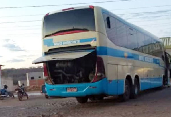 Ônibus que saiu de Barreiras com destino à Brumado quebra e passageiros aguardam 2h por troca de veículo