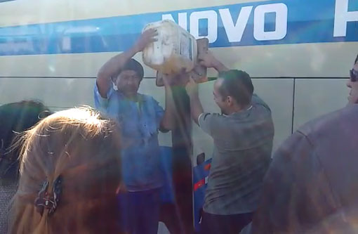 Ônibus da Novo Horizonte fica parado na BR-116 por falta de combustível