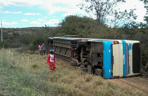BR-030: Ônibus da Novo Horizonte tomba; ocupantes do veículo tiveram ferimentos leves