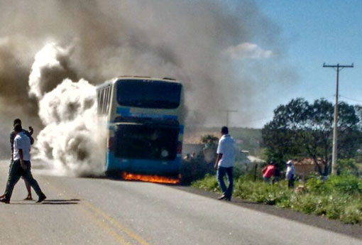 Brumado: Passageiros do ônibus da Novo Horizonte que pegou fogo perderam bagagens durante o incêndio