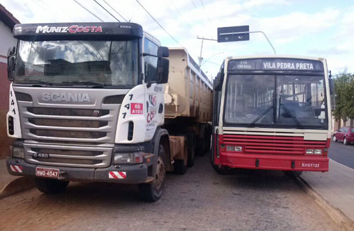 Brumado: Ônibus tenta passar em avenida mas se choca com caminhão que estava estacionado