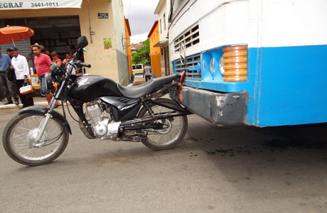 Brumado: Ônibus escolar colide com moto no centro da cidade