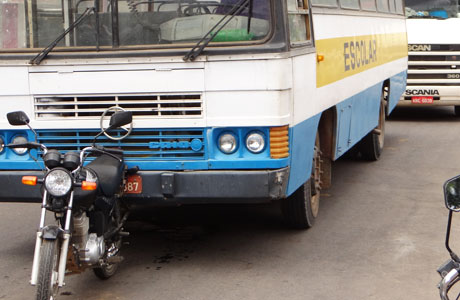 Brumado: Ônibus escolar colide com moto no centro da cidade