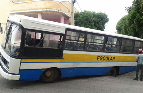 Brumado: Ônibus escolar cai em buraco causado pelas chuvas
