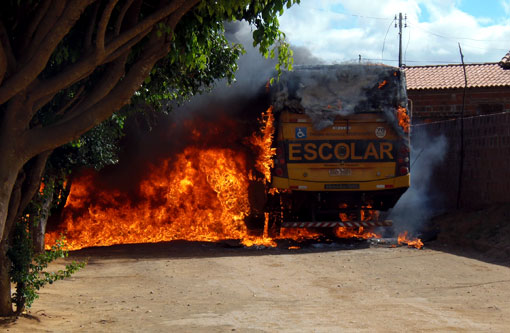 Brumado: Ônibus é incendiado em represália à morte de bandidos