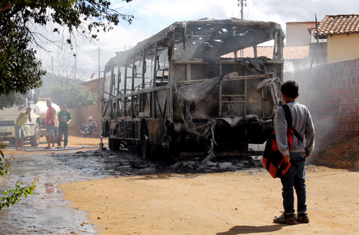 Brumado: Ônibus é incendiado em represália à morte de bandidos