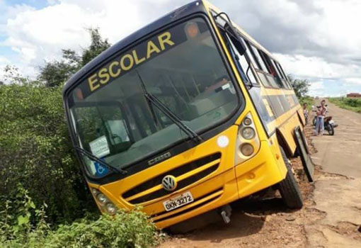 Lagoa Real: ônibus escolar  quase se envolve em acidente devido a péssimas condições do trecho entre a BA-940 e a BR-030