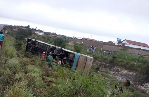 Barra da Estiva: Ônibus da Novo Horizonte tomba na BA-142