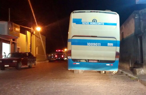Barra da Estiva: Ônibus quebrado em rua prejudica o tráfego