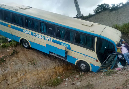 Ônibus bateu em muro e caiu em uma ribanceira na rodovia entre Conquista e Barra do Choça; 10 pessoas ficaram feridas