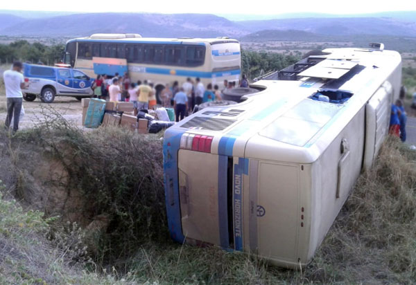 Motorista perde o controle da direção e ônibus da Novo Horizonte tomba na BA-148, em Jussiape