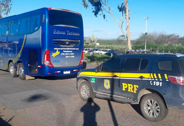 Passageira de ônibus é presa após furtar R$ 100,00 da bolsa de adolescente durante viagem em trecho baiano da BR 116