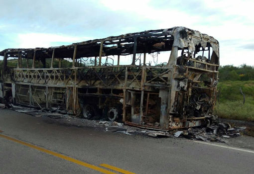 Ônibus da Empresa Novo Horizonte pegou  fogo na BA-262, entre Aracatu e Brumado