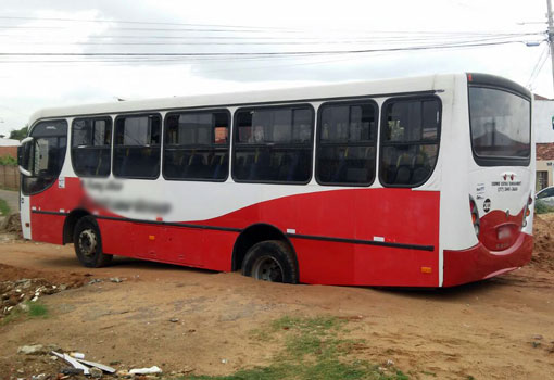 Brumado: ônibus cai em buraco após laje de rede de esgoto ceder no Bairro Dr. Juracy