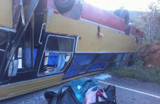 Barra da Estiva: Ônibus tomba na BA-142 e deixa feridos
