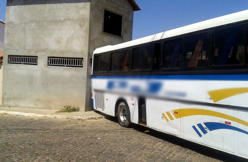 Brumado: Com problemas no freio, motorista é obrigado a colidir ônibus contra prédio