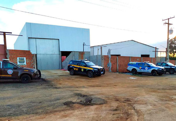 PRF, PC, e PM desarticulam quadrilha de roubo de carga e desmanche de caminhões em Conquista