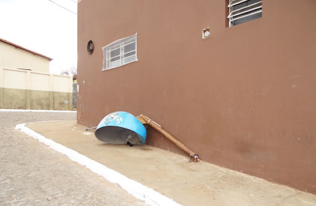 Brumado: Vândalos destroem orelhão público