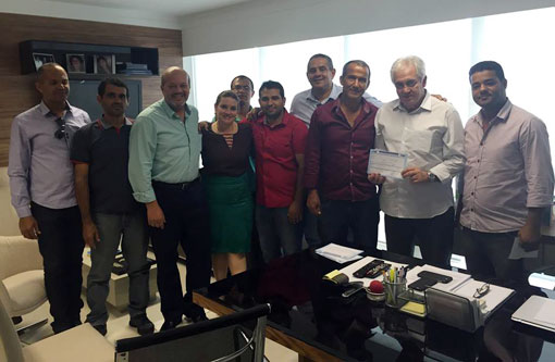 Senador assina ficha de filiação do ex-prefeito de Iraquara ao PSD e deputada comemora