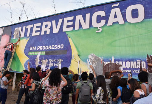 Conquista: estudantes da UESB rasgam outdoor de vereador que defende intervenção militar no Brasil