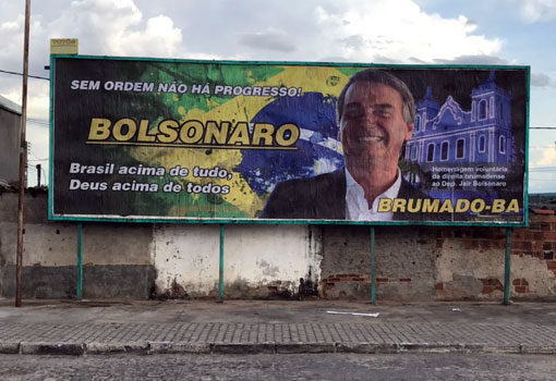 Simpatizantes instalam outdoor em apoio a Jair Bolsonaro, em Brumado