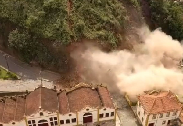 Parte de morro desliza sobre duas casas no centro de Ouro Preto