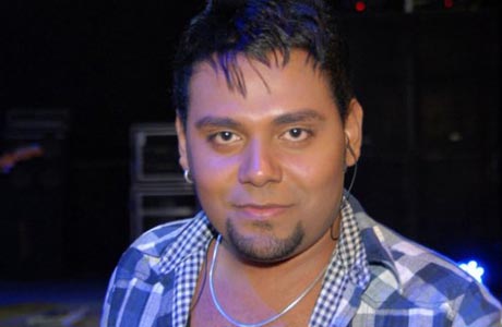 MÚSICA: DURANTE SHOW, LOCUTOR JOGA WHISKY EM PABLO