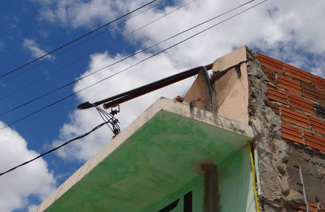 Brumado: Caminhão colide com poste na Praça Heráclito Cardoso