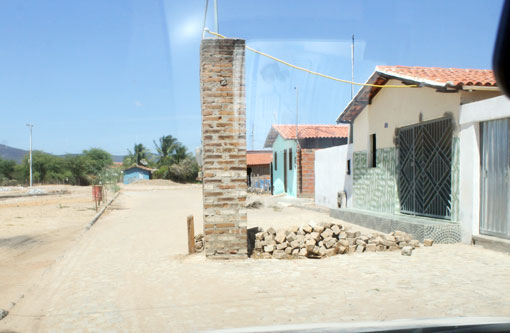 Itaquaraí: Padrão de energia no meio da rua prejudica tráfego de veículos