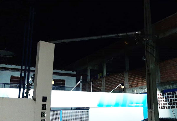 Livramento: caminhão arrasta fios elétricos e derruba padrão de energia de emissora de rádio ao passar pela Avenida Presidente Vargas