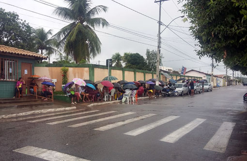 Brumado: Chuva não impede que pais e alunos formem filas para garantir vaga na rede estadual de ensino