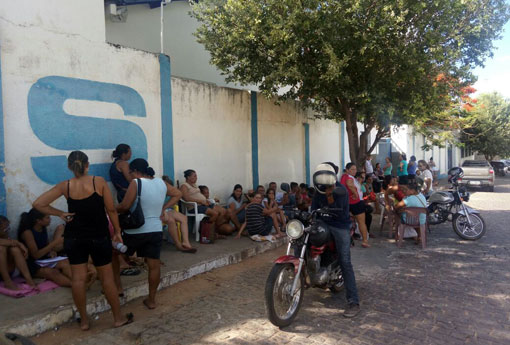 Brumado: pais formam filas para garantir vagas para os filhos no turno matutino