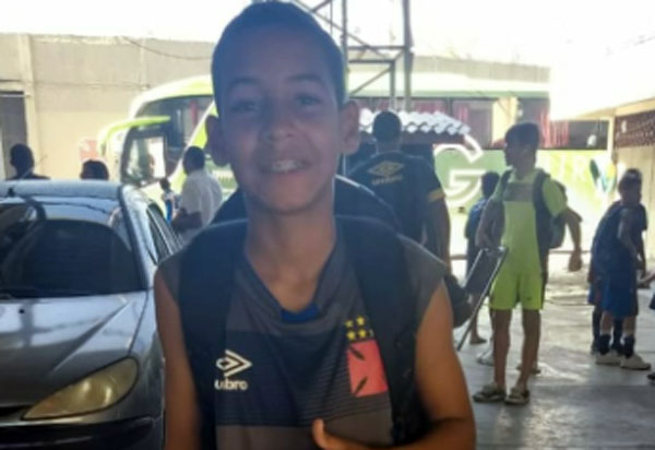Garoto brumadense da escola Lusac passa em teste do Vasco da Gama
