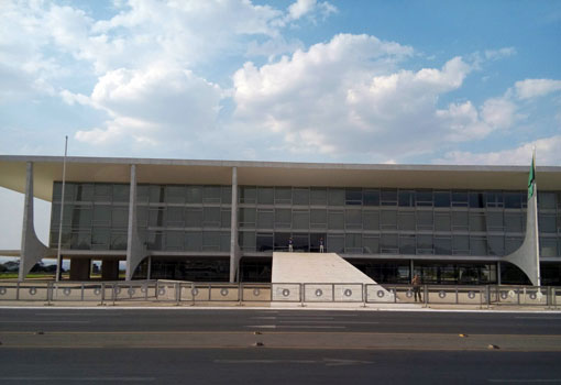 CCJ aprova PEC com eleições diretas em caso de vacância da Presidência