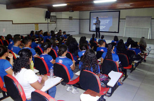 Brumado: com o tema 'Dengue, Zika e Chikungunya' Alessandro Lôbo palestrou para alunos do CEB
