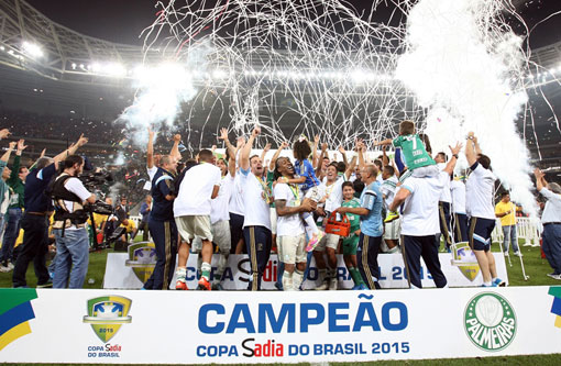 Com muita emoção e pênaltis, Palmeiras bate Santos e conquista Copa do Brasil