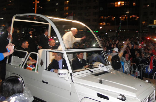 Papa Francisco atrai três vezes mais fiéis ao Vaticano que Bento XVI