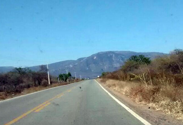 Caminhonete capota e oito pessoas ficam feridas BA-156, trecho entre Tanque Novo e Paramirim