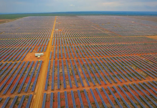 Parque solar com 330 mil painéis inicia operação na Bahia