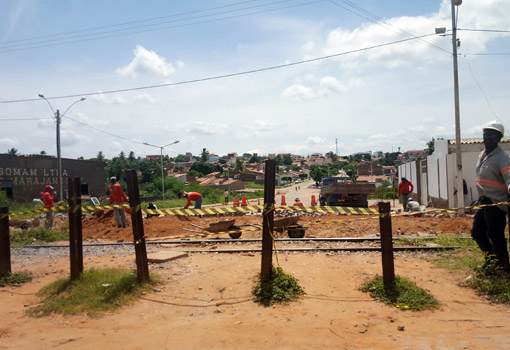 Brumado: via que passa pela passagem de nível entre os bairros São Félix e Centro tem obras de nivelamento iniciada