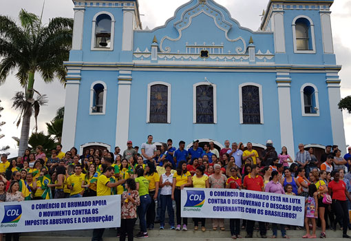 Histórico! População de Brumado realiza grande passeata contra valor dos combustíveis e apoio aos caminhoneiros