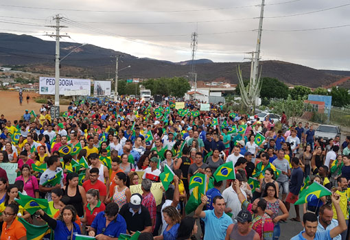 Histórico! População de Brumado realiza grande passeata contra valor dos combustíveis e apoio aos caminhoneiros