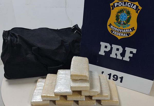 Conquista: PRF na Bahia apreende pasta base de cocaína escondida dentro de bagagem de passageira